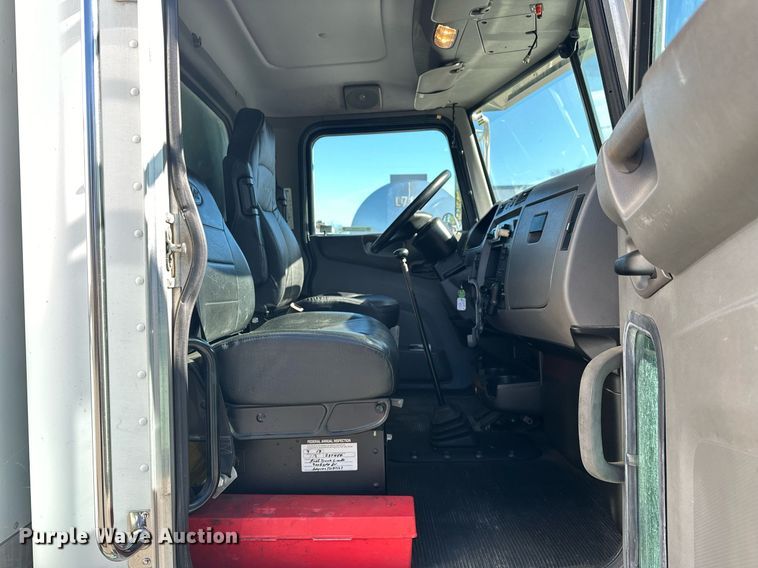 image for item EJ5165 2014 Peterbilt 337 box truck