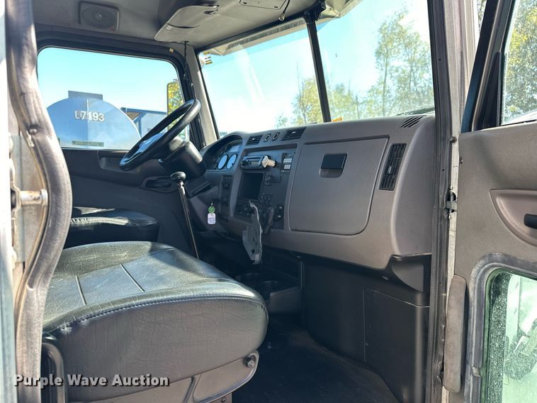 image for item EJ5165 2014 Peterbilt 337 box truck