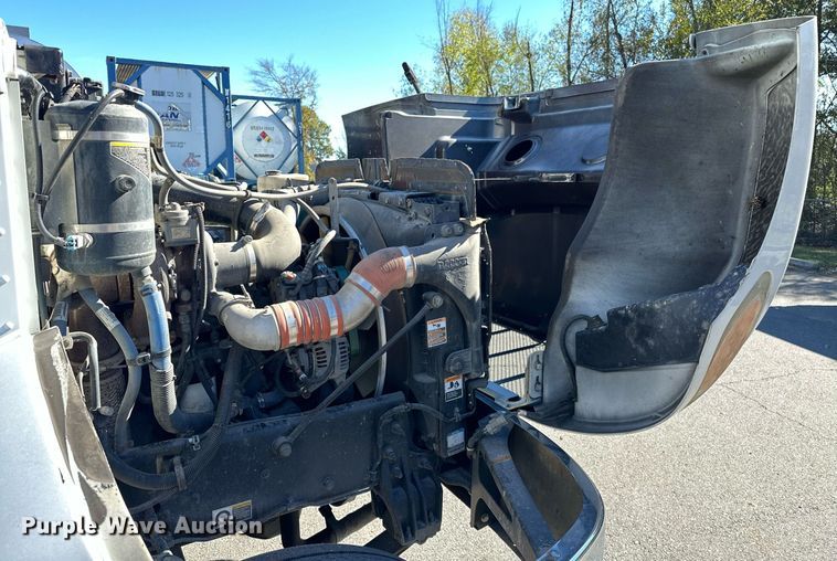 image for item EJ5165 2014 Peterbilt 337 box truck