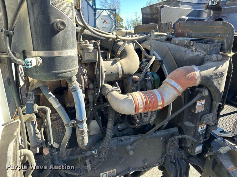 image for item EJ5165 2014 Peterbilt 337 box truck