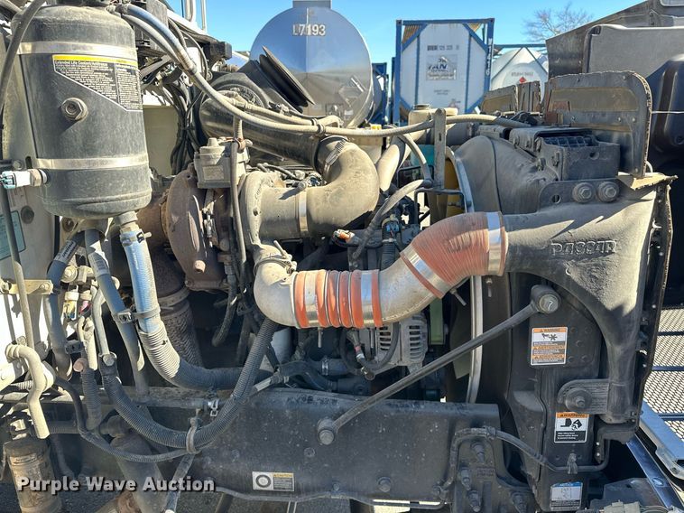 image for item EJ5165 2014 Peterbilt 337 box truck