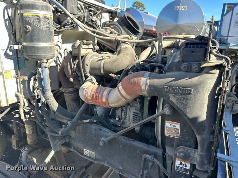 image for item EJ5165 2014 Peterbilt 337 box truck