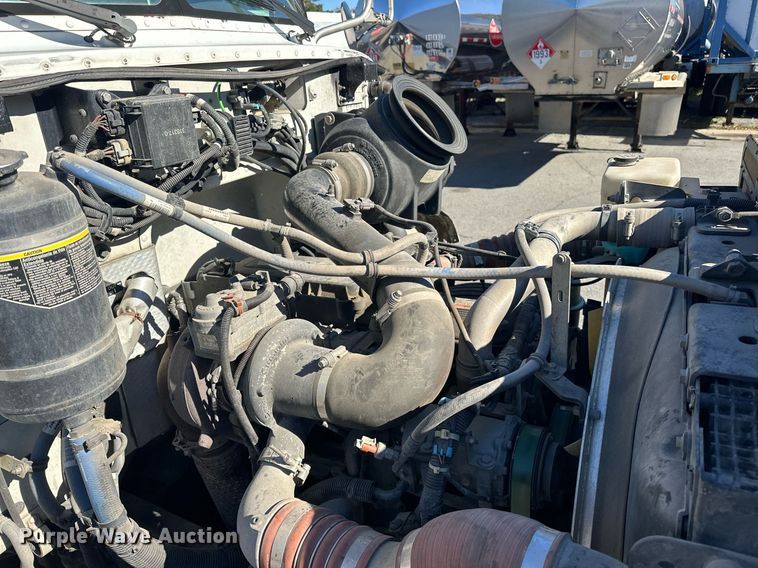 image for item EJ5165 2014 Peterbilt 337 box truck