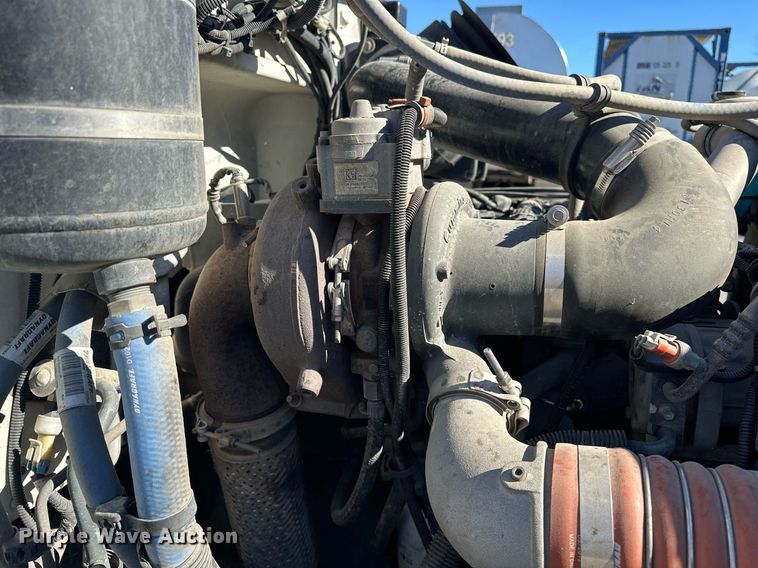 image for item EJ5165 2014 Peterbilt 337 box truck