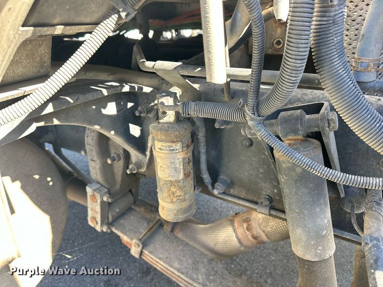 image for item EJ5165 2014 Peterbilt 337 box truck