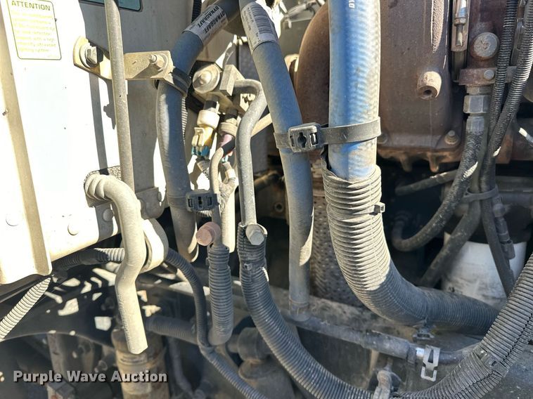 image for item EJ5165 2014 Peterbilt 337 box truck