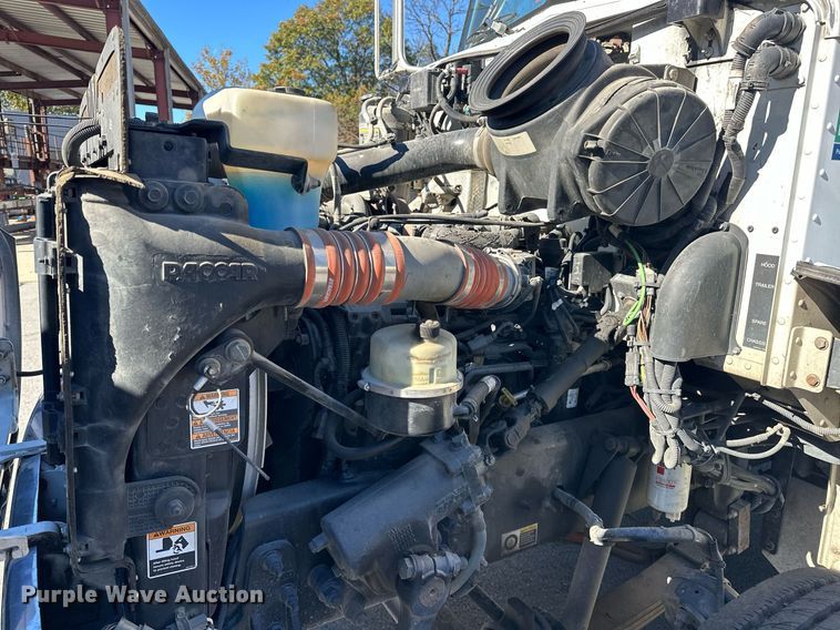 image for item EJ5165 2014 Peterbilt 337 box truck