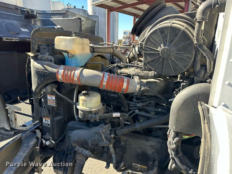 image for item EJ5165 2014 Peterbilt 337 box truck