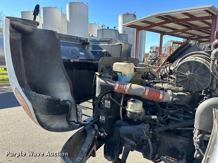 image for item EJ5165 2014 Peterbilt 337 box truck