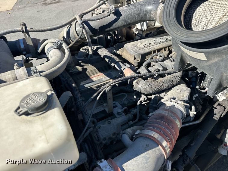 image for item EJ5165 2014 Peterbilt 337 box truck