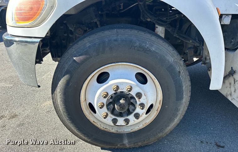 image for item EJ5165 2014 Peterbilt 337 box truck