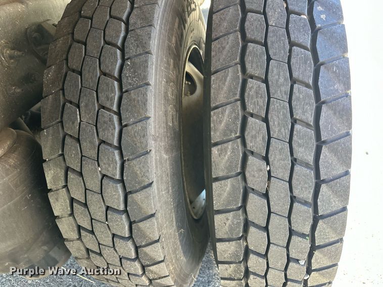 image for item EJ5165 2014 Peterbilt 337 box truck