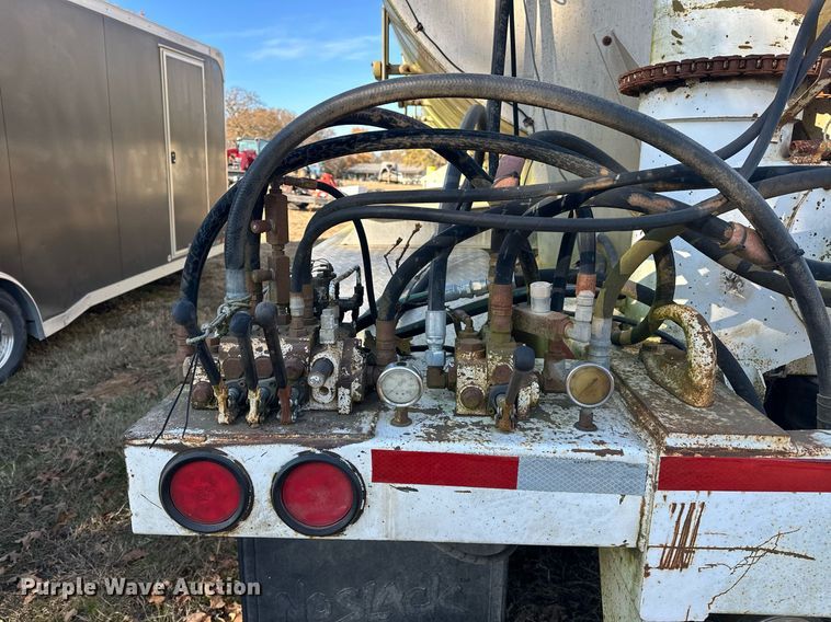 image for item EJ5232 2008 Pinson 0896D28N421CHJLA feed delivery trailer