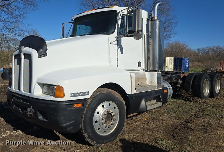 image for item EK2426 1990 Kenworth T600 semi truck