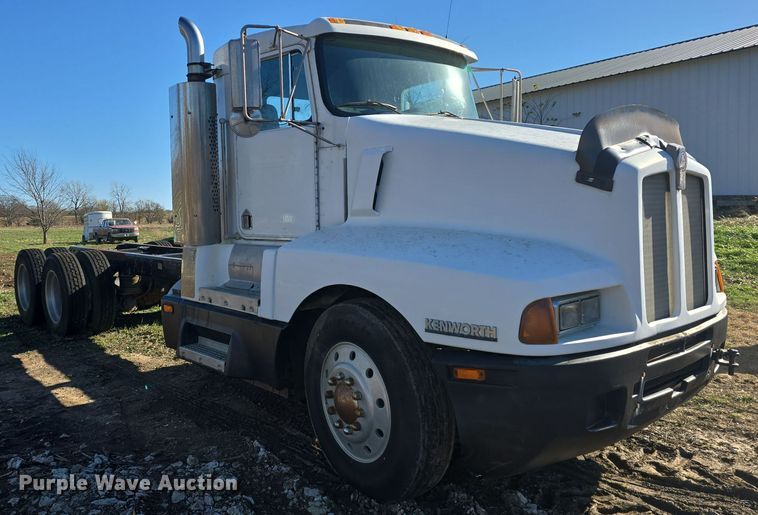 image for item EK2426 1990 Kenworth T600 semi truck
