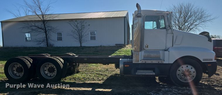 image for item EK2426 1990 Kenworth T600 semi truck