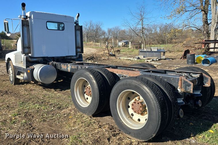 image for item EK2426 1990 Kenworth T600 semi truck