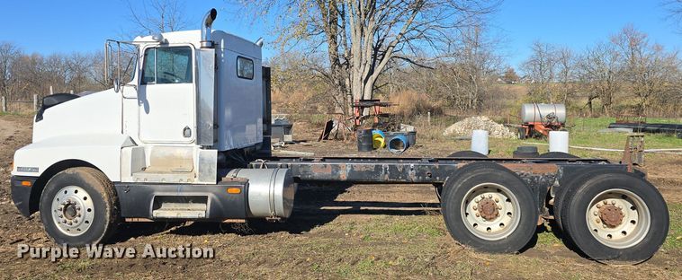 image for item EK2426 1990 Kenworth T600 semi truck