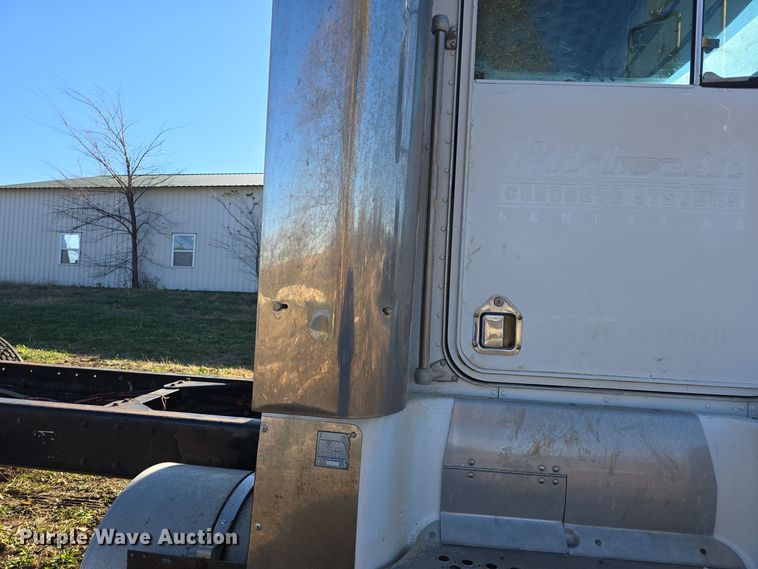 image for item EK2426 1990 Kenworth T600 semi truck