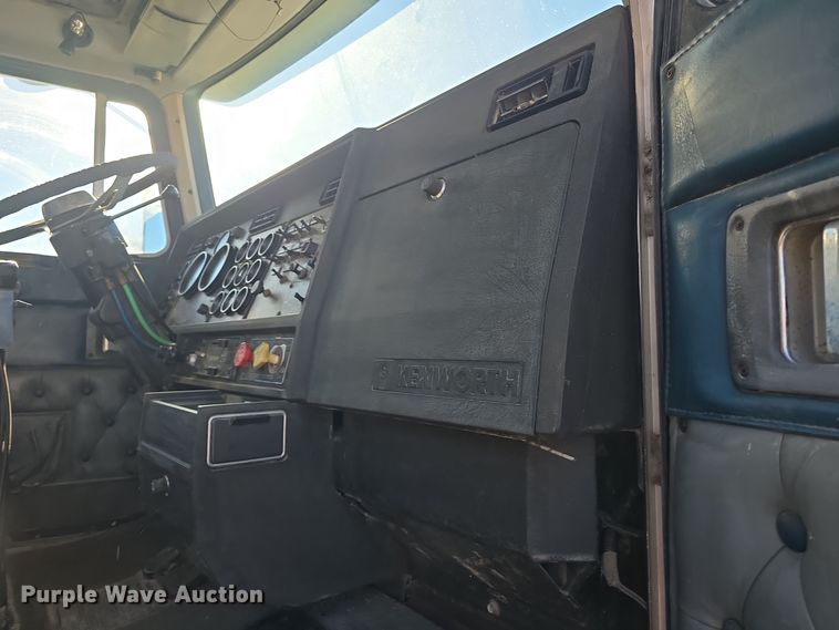 image for item EK2426 1990 Kenworth T600 semi truck