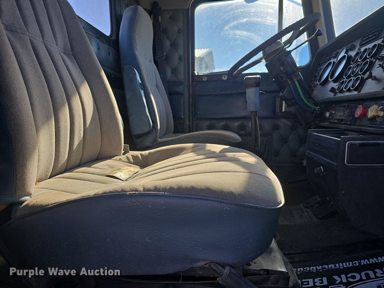 image for item EK2426 1990 Kenworth T600 semi truck