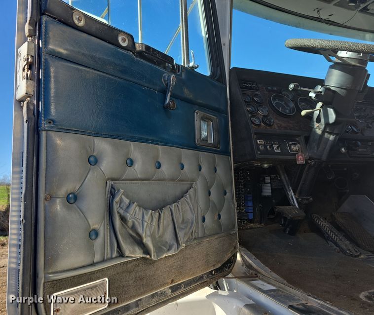 image for item EK2426 1990 Kenworth T600 semi truck