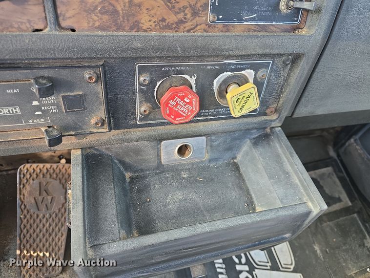 image for item EK2426 1990 Kenworth T600 semi truck