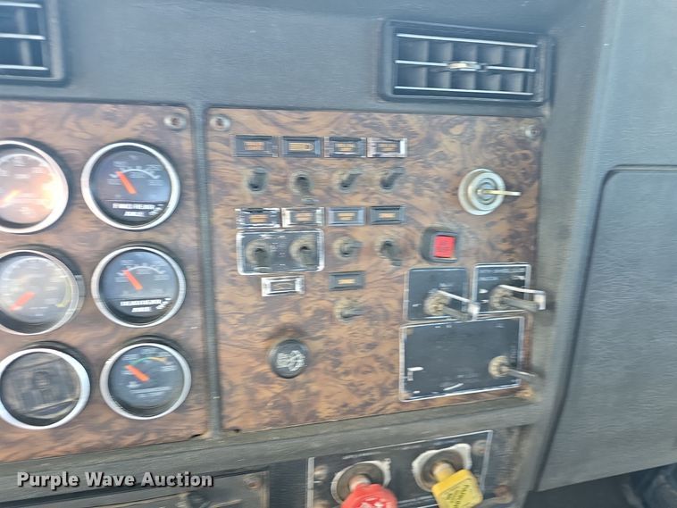 image for item EK2426 1990 Kenworth T600 semi truck