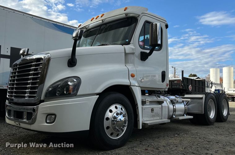 image for item EM0000 2015 Freightliner Cascadia 125 semi truck