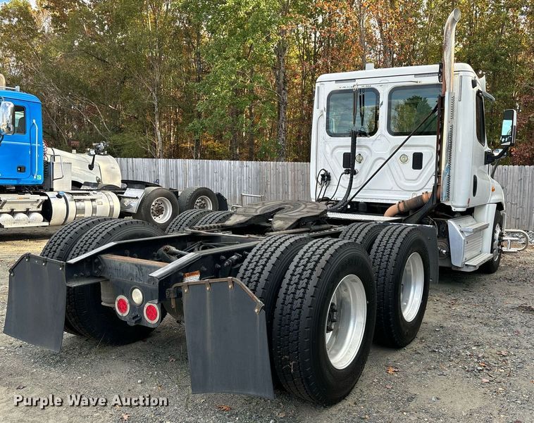 image for item EM0000 2015 Freightliner Cascadia 125 semi truck