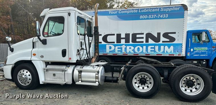 image for item EM0000 2015 Freightliner Cascadia 125 semi truck