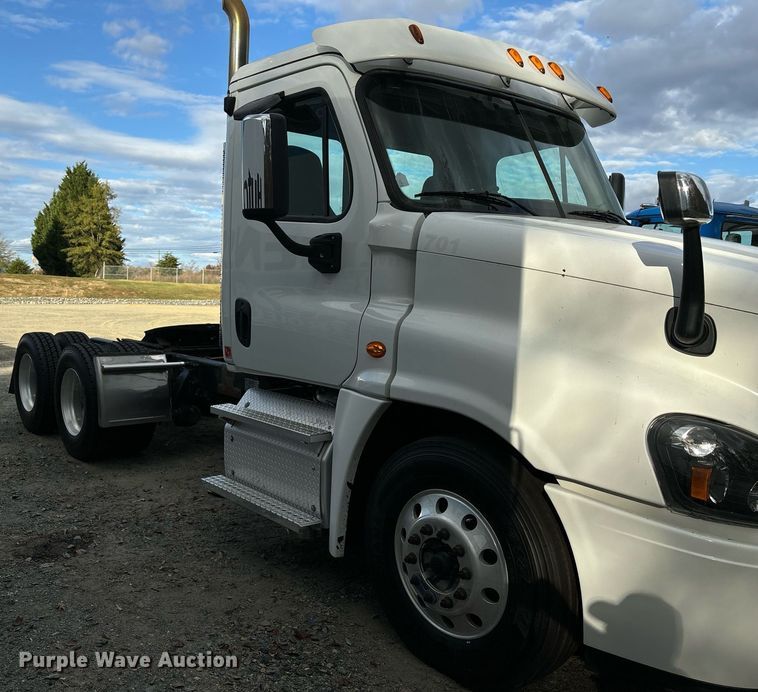 image for item EM0000 2015 Freightliner Cascadia 125 semi truck