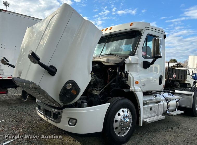 image for item EM0000 2015 Freightliner Cascadia 125 semi truck