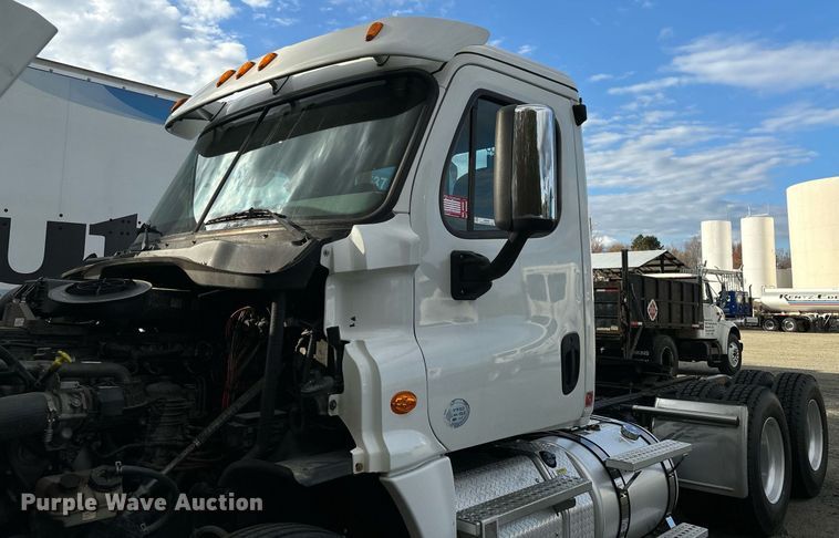 image for item EM0000 2015 Freightliner Cascadia 125 semi truck