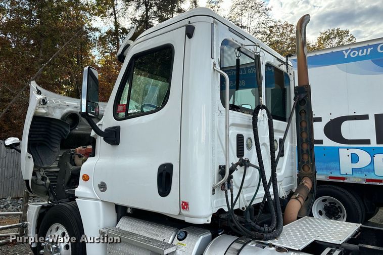 image for item EM0000 2015 Freightliner Cascadia 125 semi truck