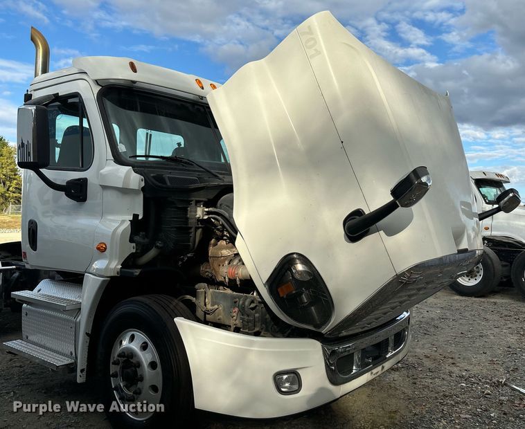 image for item EM0000 2015 Freightliner Cascadia 125 semi truck