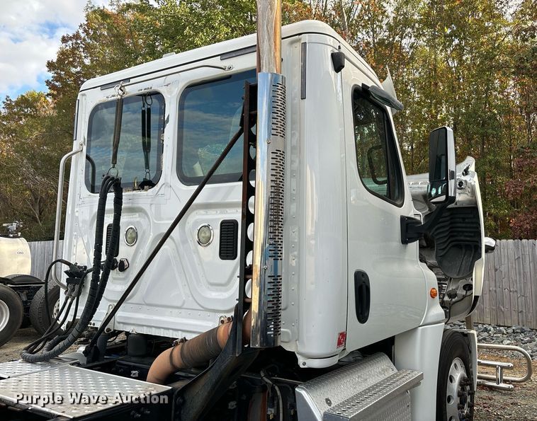 image for item EM0000 2015 Freightliner Cascadia 125 semi truck