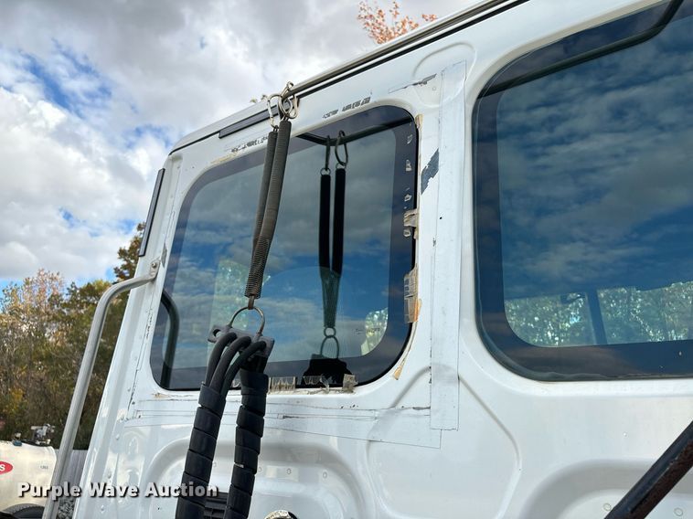 image for item EM0000 2015 Freightliner Cascadia 125 semi truck