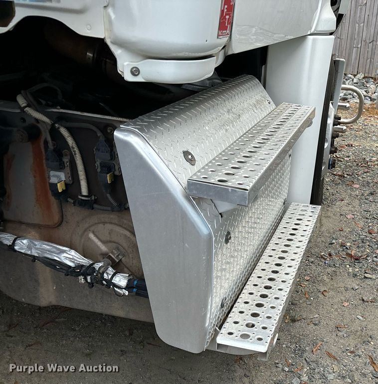 image for item EM0000 2015 Freightliner Cascadia 125 semi truck