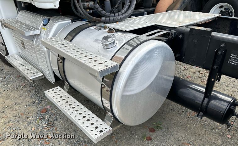 image for item EM0000 2015 Freightliner Cascadia 125 semi truck