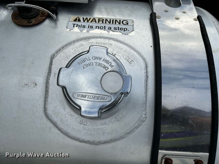 image for item EM0000 2015 Freightliner Cascadia 125 semi truck