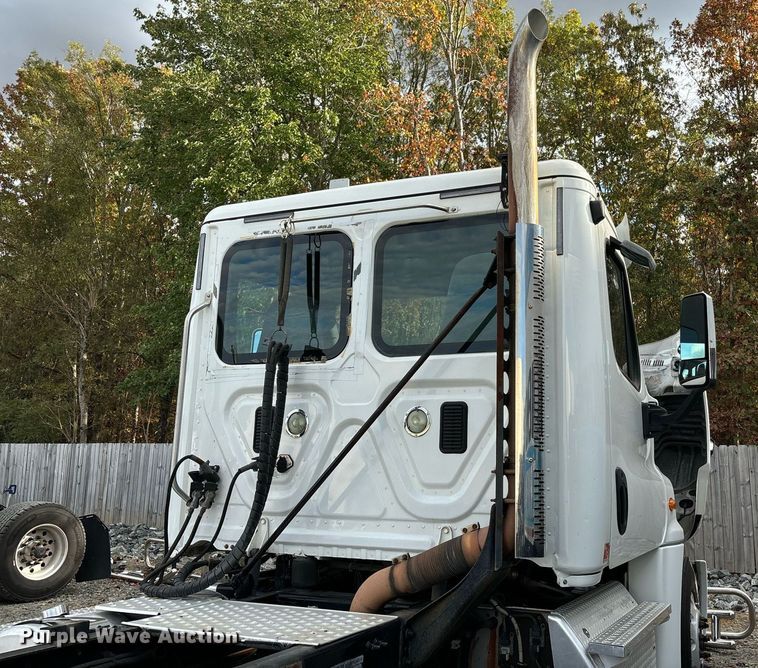 image for item EM0000 2015 Freightliner Cascadia 125 semi truck
