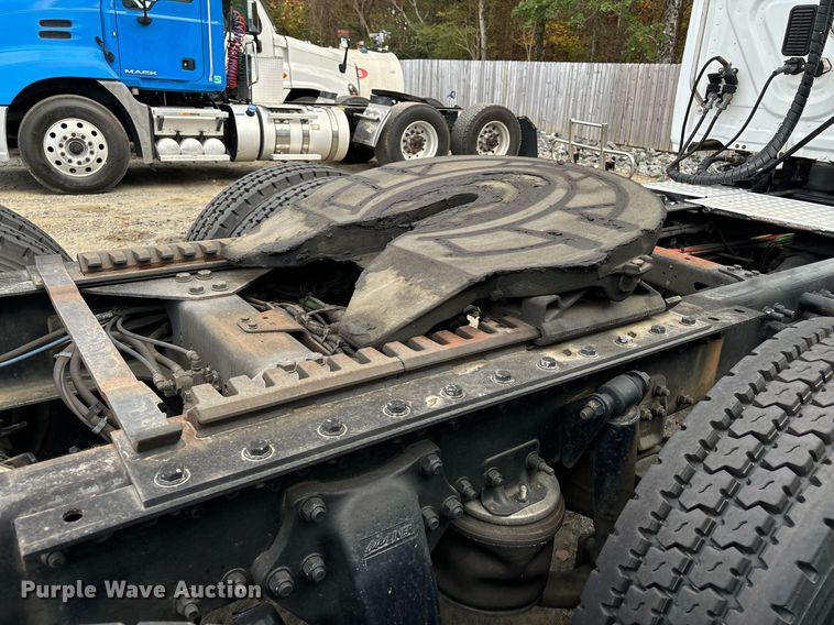 image for item EM0000 2015 Freightliner Cascadia 125 semi truck