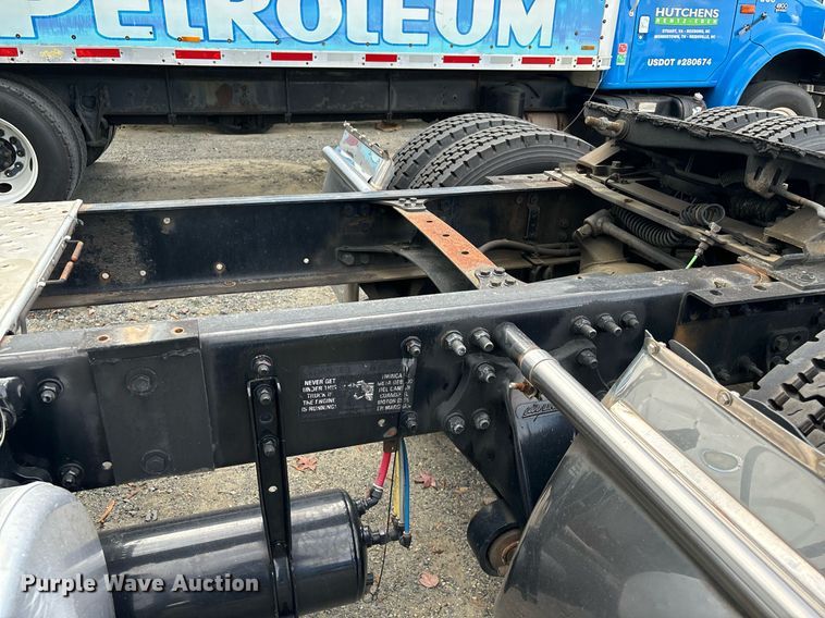 image for item EM0000 2015 Freightliner Cascadia 125 semi truck