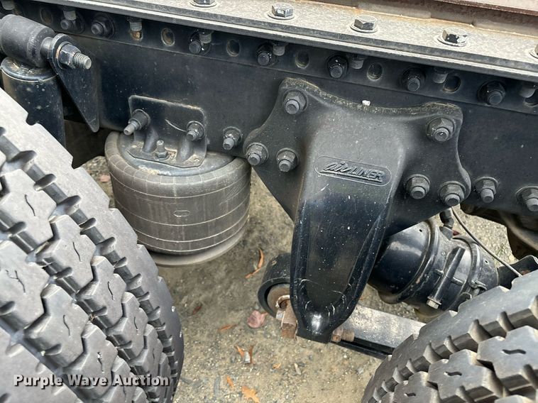 image for item EM0000 2015 Freightliner Cascadia 125 semi truck