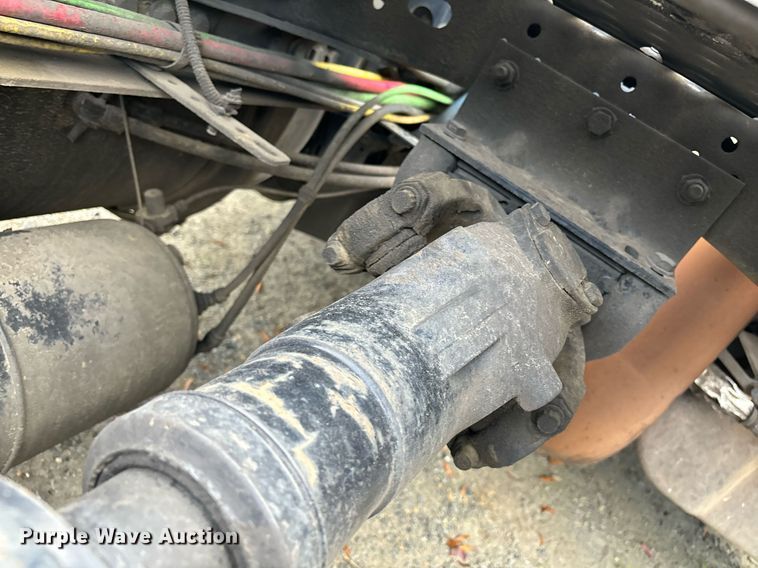 image for item EM0000 2015 Freightliner Cascadia 125 semi truck