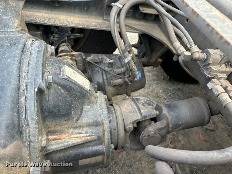 image for item EM0000 2015 Freightliner Cascadia 125 semi truck