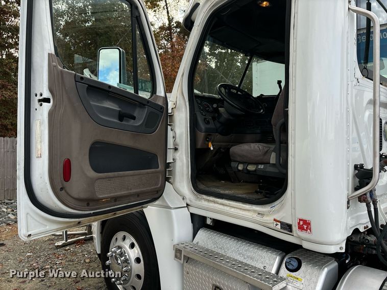 image for item EM0000 2015 Freightliner Cascadia 125 semi truck