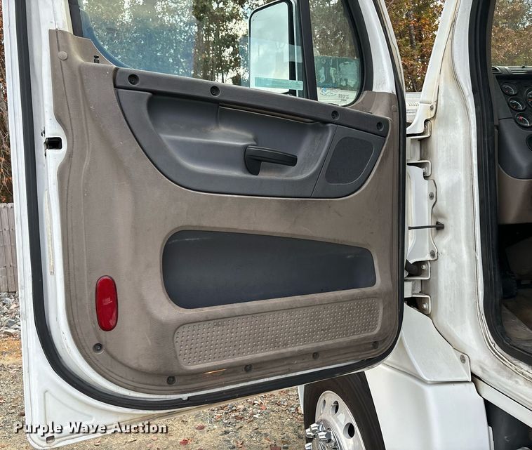 image for item EM0000 2015 Freightliner Cascadia 125 semi truck