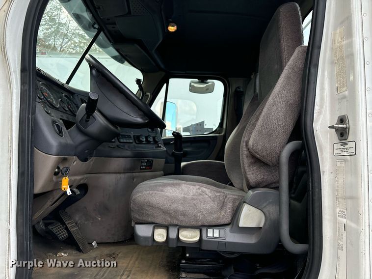 image for item EM0000 2015 Freightliner Cascadia 125 semi truck